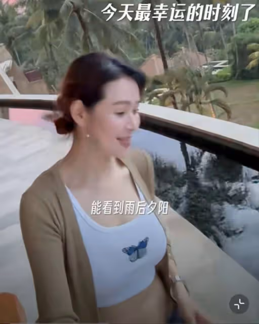 於明加一家四口巴厘島度假，倆千金美貌出眾，富豪丈夫出鏡被打碼