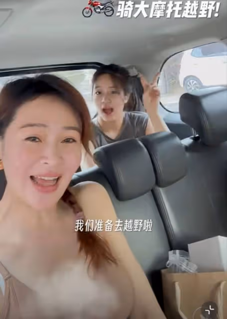 於明加一家四口巴厘島度假，倆千金美貌出眾，富豪丈夫出鏡被打碼