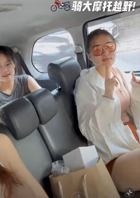於明加一家四口巴厘島度假，倆千金美貌出眾，富豪丈夫出鏡被打碼