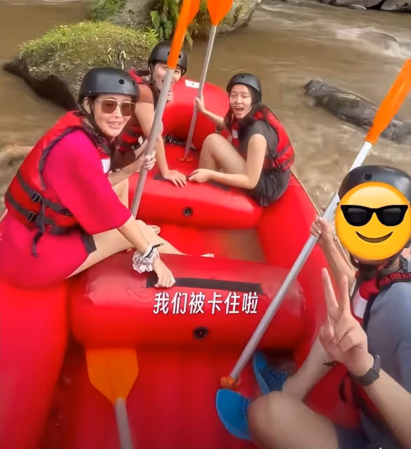 於明加一家四口巴厘島度假，倆千金美貌出眾，富豪丈夫出鏡被打碼