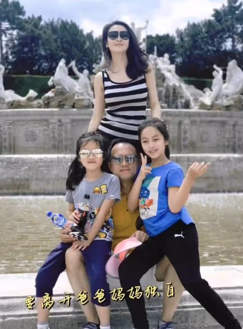 於明加一家四口巴厘島度假，倆千金美貌出眾，富豪丈夫出鏡被打碼