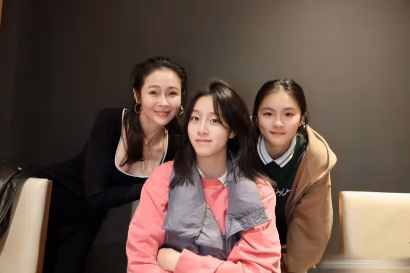 於明加一家四口巴厘島度假，倆千金美貌出眾，富豪丈夫出鏡被打碼