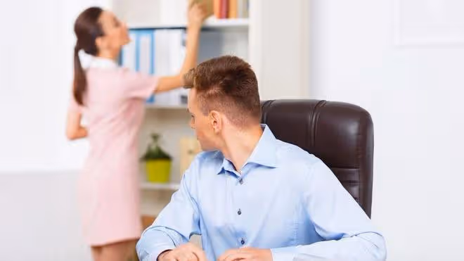 38歲男子離婚後，初戀情人帶孩子找上門來，男子：這孩子是我的嗎