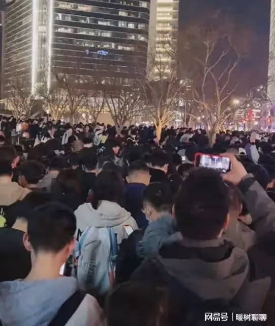 鬧大了！上海蘋果靜安店門口，大媽指著果粉們破口大罵：崇洋媚外