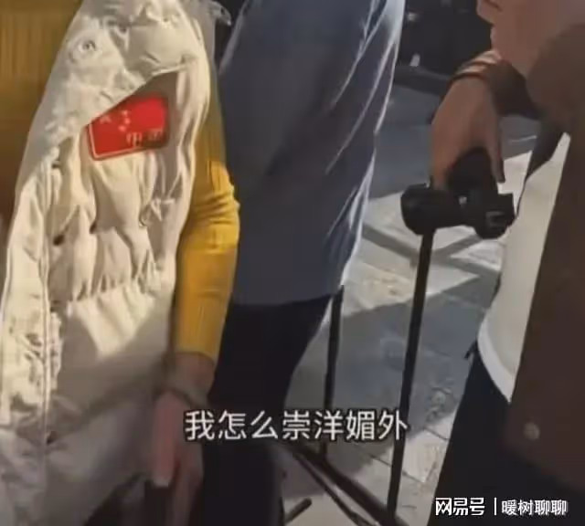 鬧大了！上海蘋果靜安店門口，大媽指著果粉們破口大罵：崇洋媚外