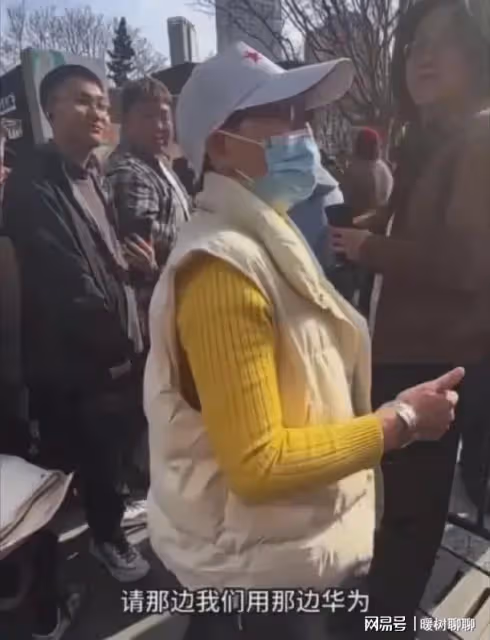 鬧大了！上海蘋果靜安店門口，大媽指著果粉們破口大罵：崇洋媚外