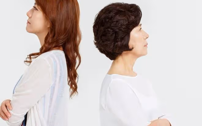 不行跪拜之禮不行，婆婆婚禮上的當場離開，讓她後悔一輩子