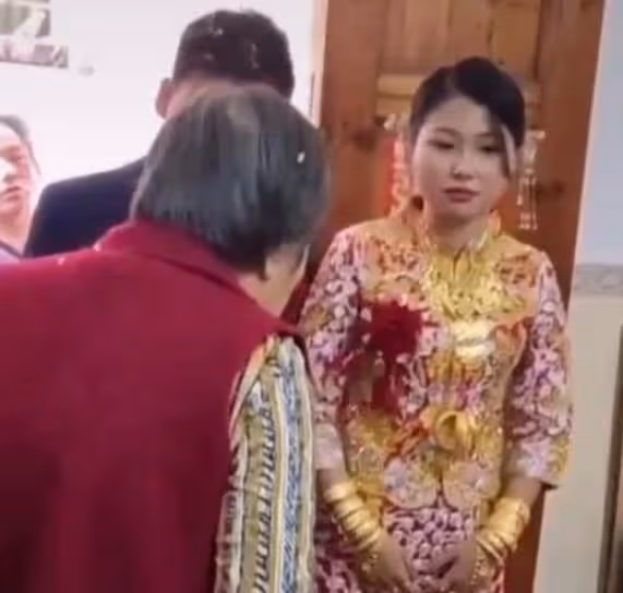 一對新人結婚，新娘全身戴滿金首飾，大媽：這麼多首飾一定是假的