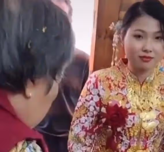 一對新人結婚，新娘全身戴滿金首飾，大媽：這麼多首飾一定是假的