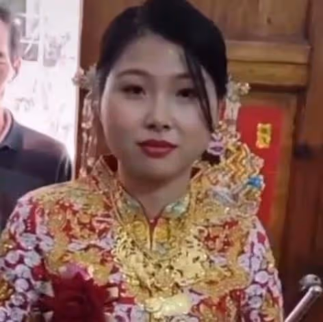 一對新人結婚，新娘全身戴滿金首飾，大媽：這麼多首飾一定是假的