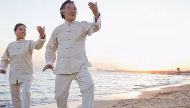 56歲阿姨再婚嫁給63歲大叔，她哭訴：他要求多，我受了
