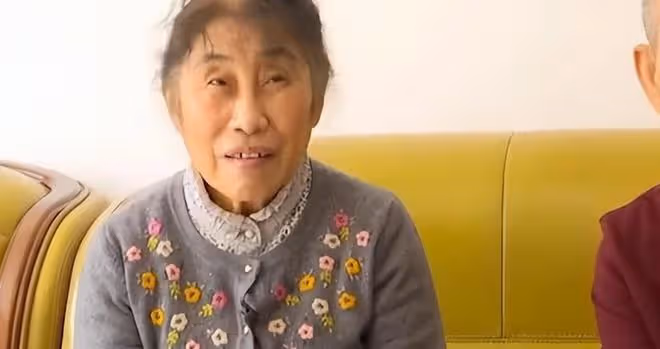 76歲大爺相親，見到大媽兩眼放光，快貼大媽身上了，紅娘：坐遠點