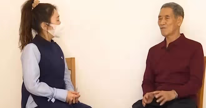 76歲大爺相親，見到大媽兩眼放光，快貼大媽身上了，紅娘：坐遠點