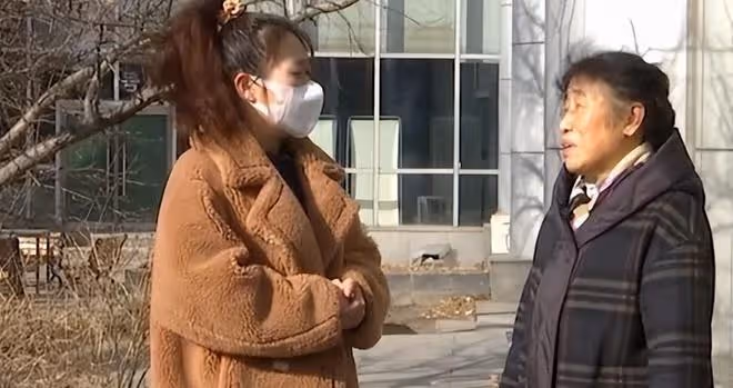 76歲大爺相親，見到大媽兩眼放光，快貼大媽身上了，紅娘：坐遠點