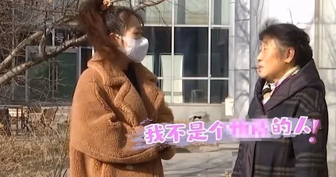 76歲大爺相親，見到大媽兩眼放光，快貼大媽身上了，紅娘：坐遠點