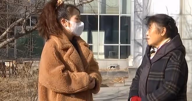 76歲大爺相親，見到大媽兩眼放光，快貼大媽身上了，紅娘：坐遠點
