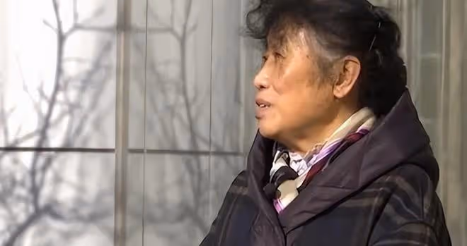 76歲大爺相親，見到大媽兩眼放光，快貼大媽身上了，紅娘：坐遠點