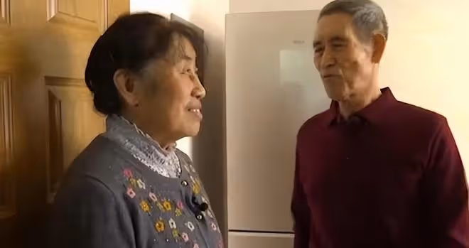 76歲大爺相親，見到大媽兩眼放光，快貼大媽身上了，紅娘：坐遠點