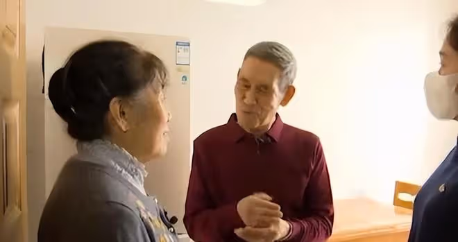 76歲大爺相親，見到大媽兩眼放光，快貼大媽身上了，紅娘：坐遠點