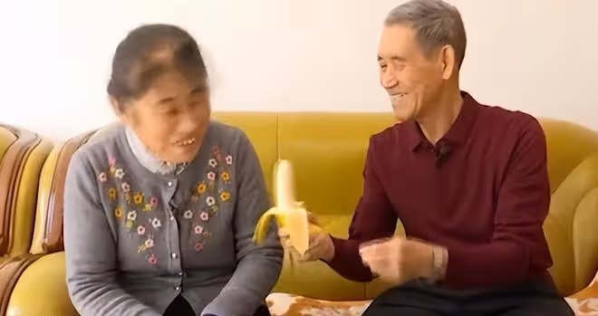 76歲大爺相親，見到大媽兩眼放光，快貼大媽身上了，紅娘：坐遠點