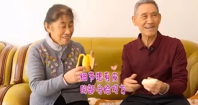 76歲大爺相親，見到大媽兩眼放光，快貼大媽身上了，紅娘：坐遠點