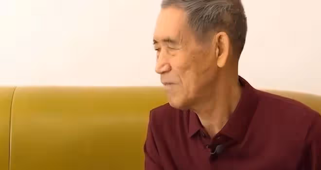 76歲大爺相親，見到大媽兩眼放光，快貼大媽身上了，紅娘：坐遠點