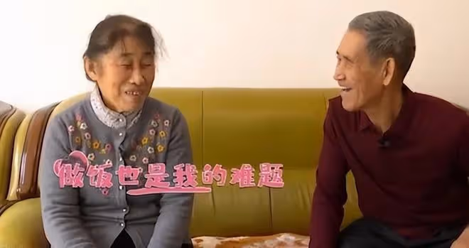 76歲大爺相親，見到大媽兩眼放光，快貼大媽身上了，紅娘：坐遠點