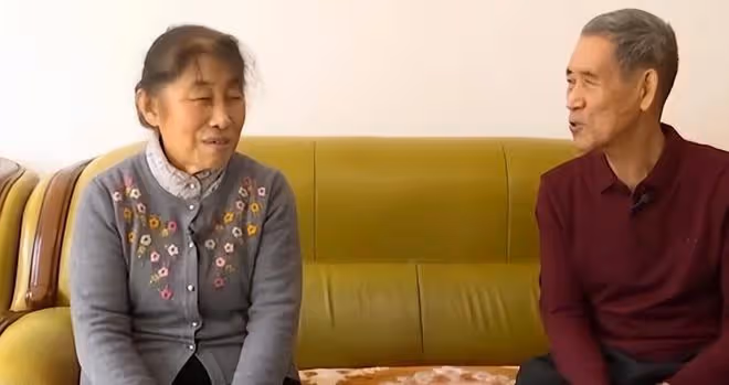 76歲大爺相親，見到大媽兩眼放光，快貼大媽身上了，紅娘：坐遠點