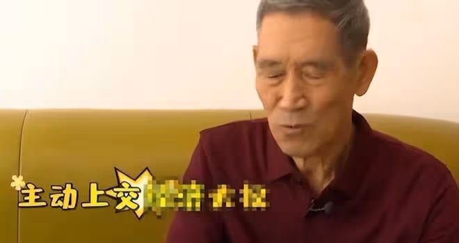 76歲大爺相親，見到大媽兩眼放光，快貼大媽身上了，紅娘：坐遠點