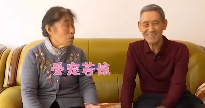 76歲大爺相親，見到大媽兩眼放光，快貼大媽身上了，紅娘：坐遠點