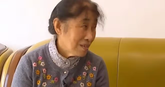 76歲大爺相親，見到大媽兩眼放光，快貼大媽身上了，紅娘：坐遠點