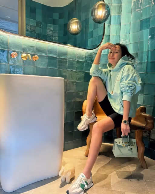 關穎美腿照不私藏數張齊發　拎百萬美包腳上球鞋只要親民價