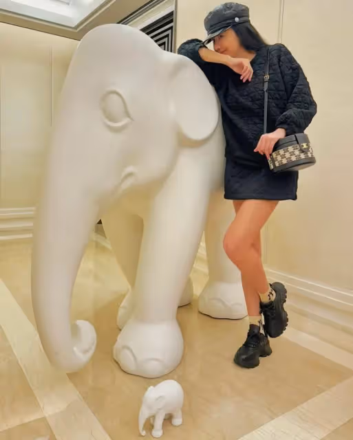 關穎美腿照不私藏數張齊發　拎百萬美包腳上球鞋只要親民價