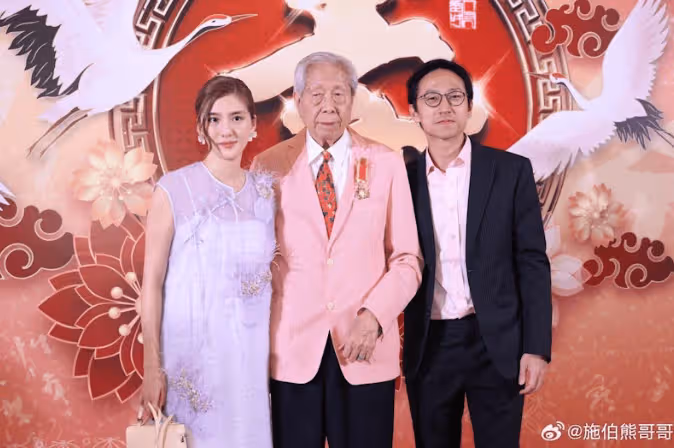 林峯前女友深V晚裝現身!波浪卷髮更有韻味!公屋出身嫁豪門