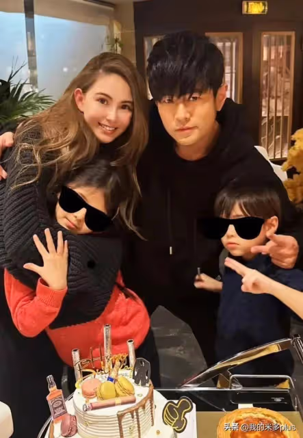 昆凌夫婦參加活動，周杰倫沒鬍子又瘦又帥，兩人穿的不是一個季節
