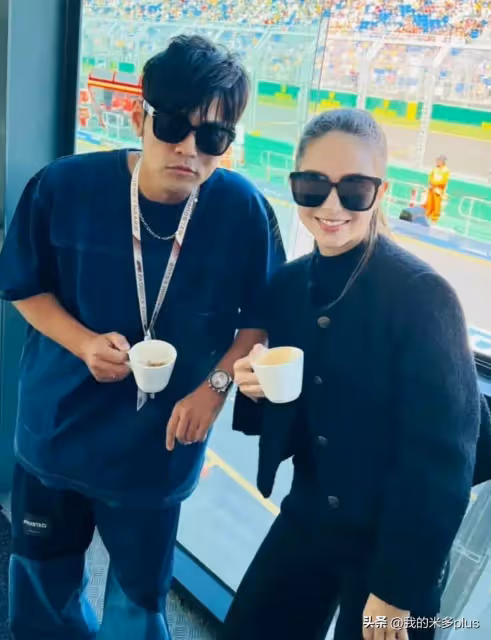 昆凌夫婦參加活動，周杰倫沒鬍子又瘦又帥，兩人穿的不是一個季節
