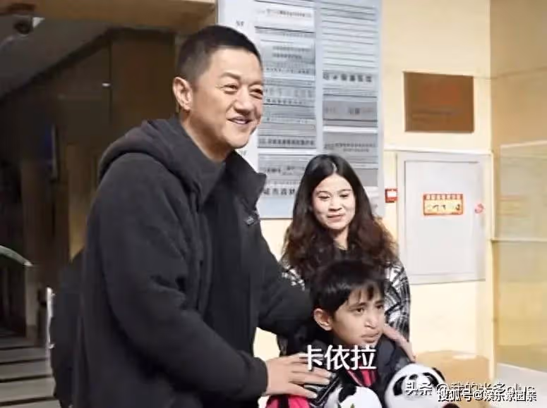 李亞鵬看望嫣然唇齶裂兒童，當場落淚，海哈金喜送水彩筆畫面溫馨