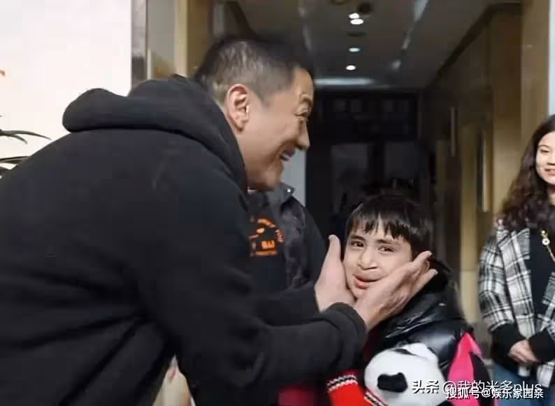李亞鵬看望嫣然唇齶裂兒童，當場落淚，海哈金喜送水彩筆畫面溫馨