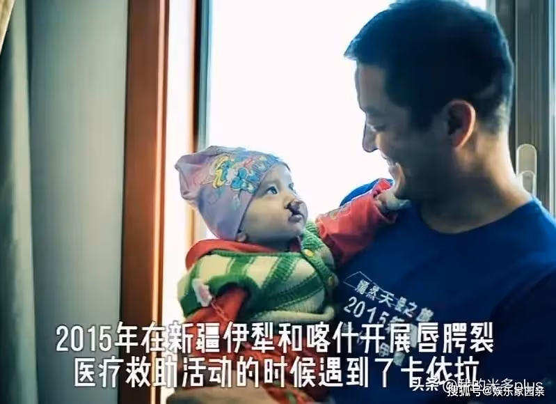 李亞鵬看望嫣然唇齶裂兒童，當場落淚，海哈金喜送水彩筆畫面溫馨