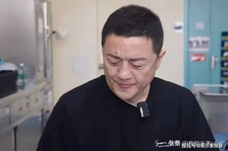 李亞鵬看望嫣然唇齶裂兒童，當場落淚，海哈金喜送水彩筆畫面溫馨
