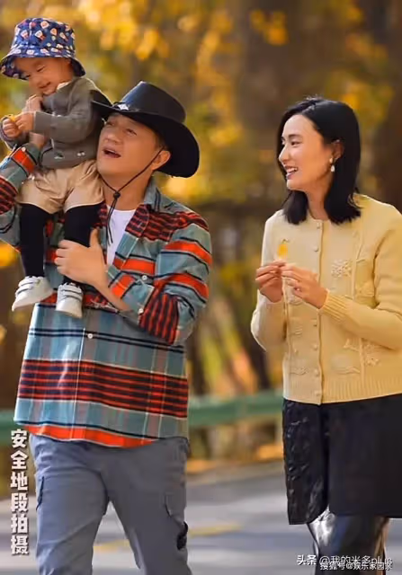 李亞鵬看望嫣然唇齶裂兒童，當場落淚，海哈金喜送水彩筆畫面溫馨