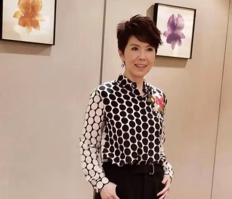 關菊英攜同性愛人公開露面，兩人恩愛十幾年，感情穩定成彼此依靠