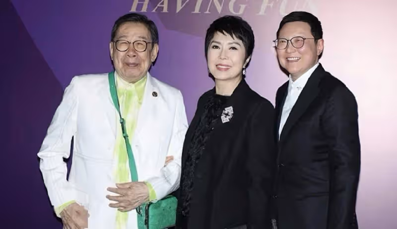 關菊英攜同性愛人公開露面，兩人恩愛十幾年，感情穩定成彼此依靠