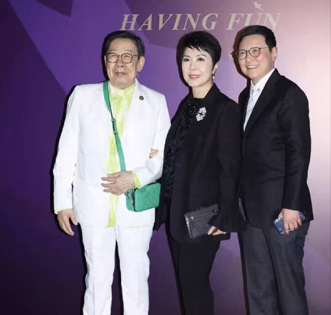 關菊英攜同性愛人公開露面，兩人恩愛十幾年，感情穩定成彼此依靠