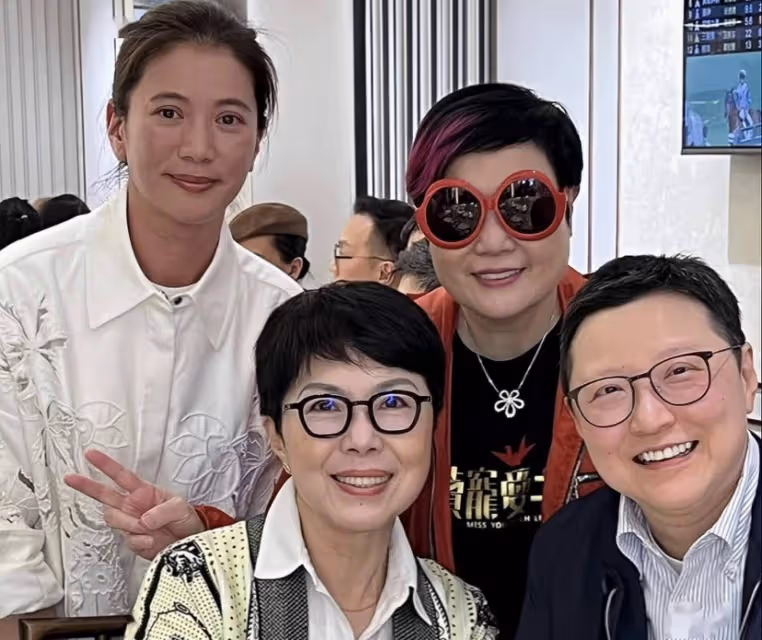 關菊英攜同性愛人公開露面，兩人恩愛十幾年，感情穩定成彼此依靠