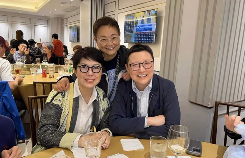關菊英攜同性愛人公開露面，兩人恩愛十幾年，感情穩定成彼此依靠