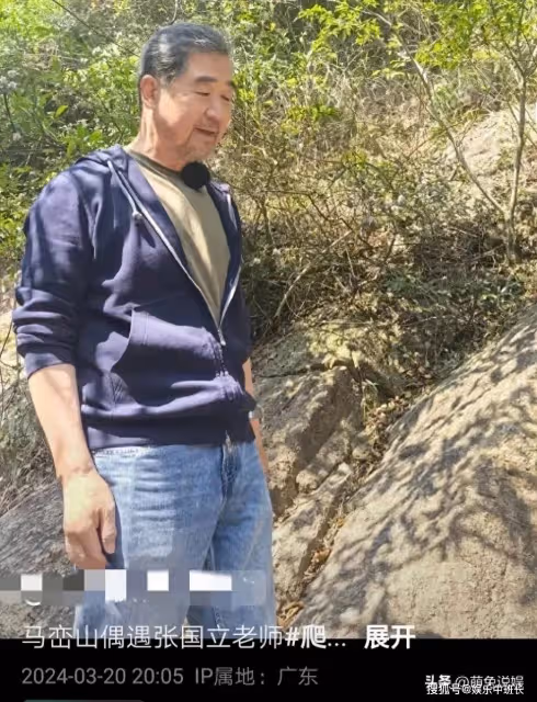 69歲張國立深圳爬山被偶遇，頭髮鬍鬚花白，與路人熱情招呼好親切