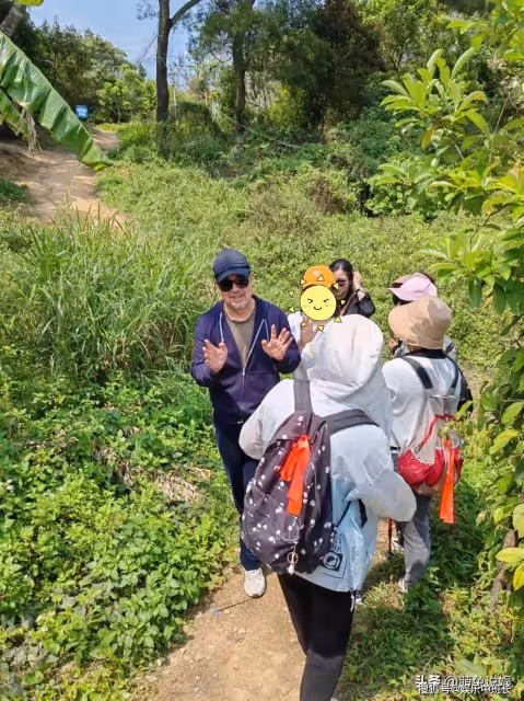 69歲張國立深圳爬山被偶遇，頭髮鬍鬚花白，與路人熱情招呼好親切