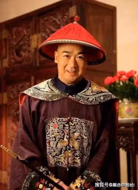 69歲張國立深圳爬山被偶遇，頭髮鬍鬚花白，與路人熱情招呼好親切