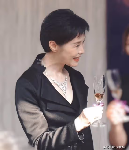 氣質美人和性感美人區別？51歲吳越對比34歲於文文，差別一目了然